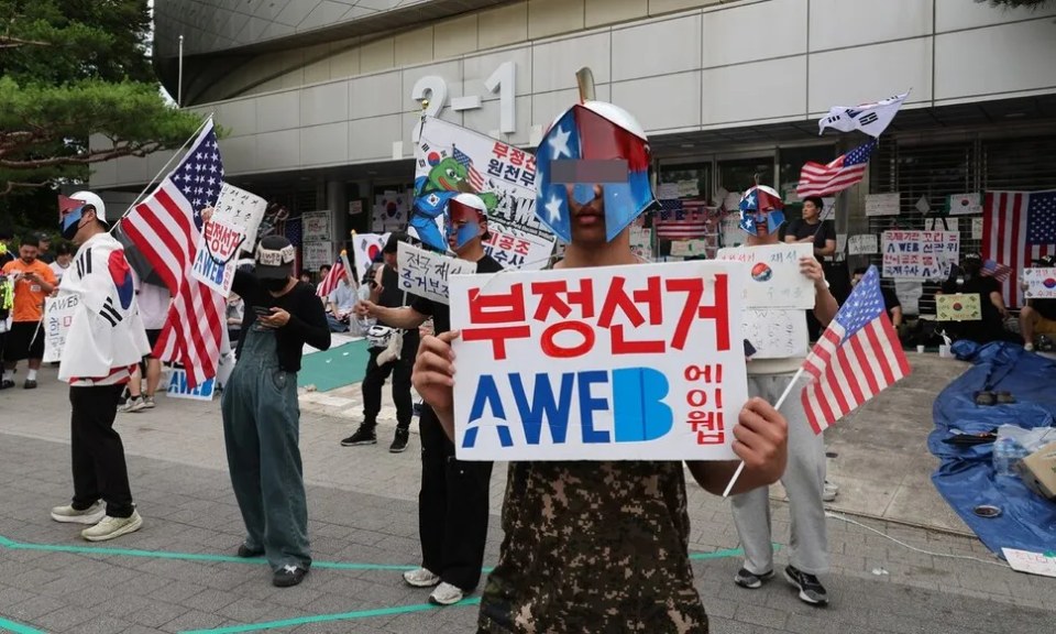 “저 안에 사람 죽여”…개표소 시위서 자해, 양손엔 흉기와 태극기