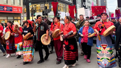 몬트리올, MMIWG2S+ 위한 '붉은 드레스의 날' 추모 행진 개최