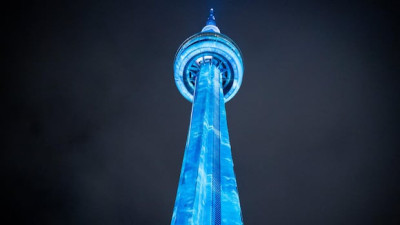 드레이크, CN 타워에 300명 규모의 조명쇼 펼쳐