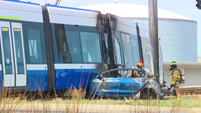 테슬라-LRT 충돌로 과선도로 폐쇄, 1명 부상