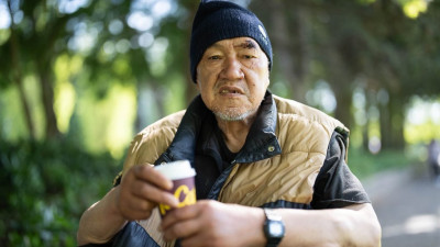 상하이 미술 교사 출신, 70대 노인, 브리티시컬럼비아 공원 노숙자로 전락