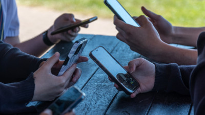 캐나다 각 주, 연방 정부의 소셜 미디어 금지 조치 주시… 자체 규제 검토도
