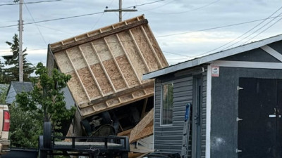 앨버타 북서부 마을 토네이도 강타, 주택 및 상가 피해