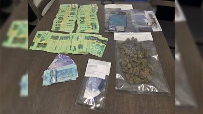 온타리오 10대, 델리네 RCMP 가택 수색 후 마약 및 현금 압수