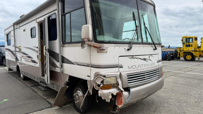 RV 몰고 공항 활주로 진입한 남성, 캐나다 B.C.주 애벗스퍼드서 체포