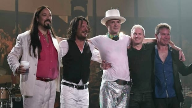 캐나다 록의 전설, Tragically Hip 마지막 콘서트 10주기 추…