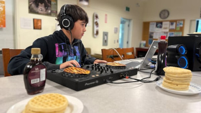 유콘 도슨 시티 최연소 DJ, 'DJ 와플스'로 주목받다