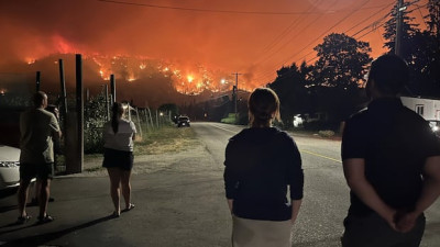 BC주 산불 대피 주민들, 공식 정보 부족 속 소셜 미디어로 피해 상황 파악