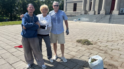 미국 관광객, 뉴펀들랜드 래브라도 의사당 부지 잡초 제거 자원봉사