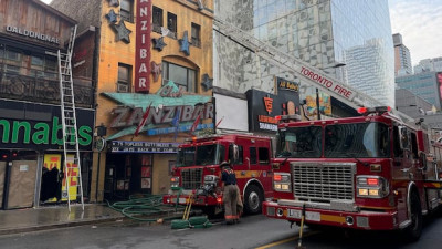 토론토 시내 잔지바르 선술집 화재, 진화 작업 진행 중