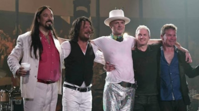 캐나다 록의 전설, Tragically Hip 마지막 콘서트 10주기 추모 열기