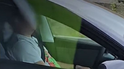 캐나다 도로 위 '자율주행' 테슬라, 운전자 졸고 있는 모습 적발