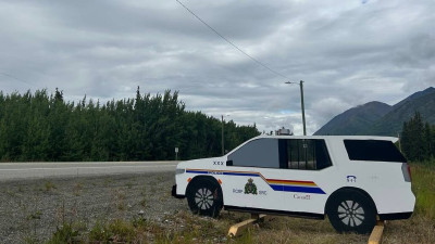Carcross/Tagish 퍼스트 네이션과 유콘 RCMP, 과속 방지 위한 모형 순찰차 설치