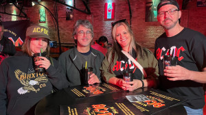 AC/DC 팝업 스토어에 전 세계 팬들 운집