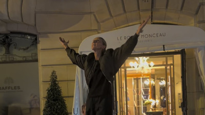 셀린 디온, 파리 호텔 밖 깜짝 콘서트로 팬 감동