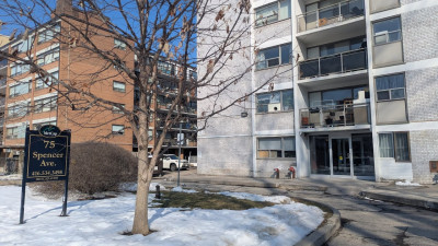 토론토 아파트 임차인, 임대료 인상 철회 요구하며 임대료 지불 거부 시위 승리