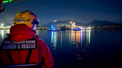졸업 파티 보트 진흙에 좌초…150명 학생 수시간 고립