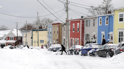 첫 겨울 폭풍에 스인트존스 '마비'… 휴교·교통 대란 속 제설 총력