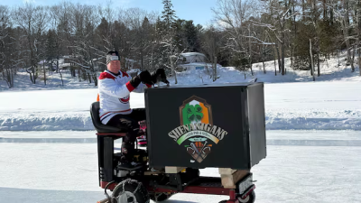잔디깎기의 변신은 무죄?… 아이스링크 살린 마요 마을의 '기발한 발명품'