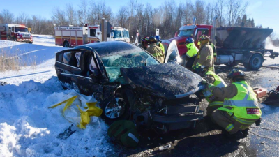 오타와 417번 고속도로서 승용차-제설트럭 충돌… 1명 고립됐다 구조