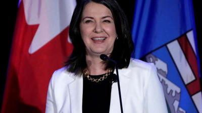 앨버타 주민투표 예고에 찬반 여론 격돌… 라디오 쇼 지지와 의사당 앞 집회 대조