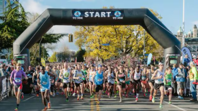 빅토리아 시내 '교통 마비' 비상… TC10K 마라톤·칼사 데이 퍼레이드 동시 개최