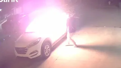 어둠 뚫고 번진 불길… 레자이나 경찰, 주택가 차량 방화 용의자 감시 카메라 영상 공개