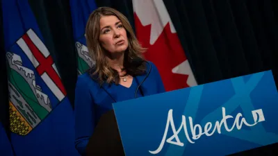 다니엘 스미스 앨버타 주상, '외세 개입' 기밀 열람권 요구… 야권 신뢰 문제 제동