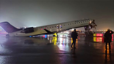 뉴욕 라과디아 공항 에어캐나다 여객기-소방차 충돌 참사… 조종사 2명 사망