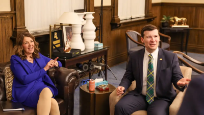 앨버타 주 의회 뜨겁게 달군 '황금 고양이' 논란… 스미스 주상 측 단순한 구리 장식품 해명