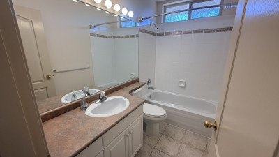 [렌트] 2100SF Ground Floor Bsmt Suite- 방2, 화2 +Deck