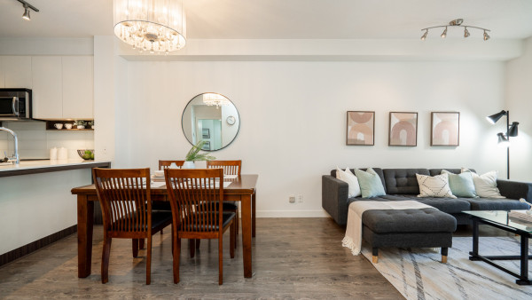 [렌트] 버퀴틀람(Burquitlam) 스카이트레인 도보권 1Bed+Den+2 Full-Bath 콘도 렌트 (주니어 2베드룸)