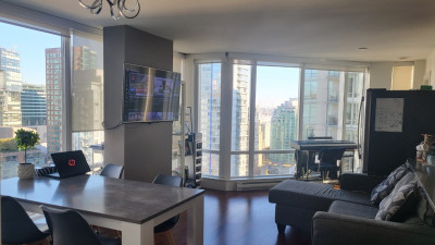 [렌트] Vancouver 다운타운 중심 | 고급 2베드룸+2베쓰+덴 콘도 | 초역세권 (인터넷과 가구포함)