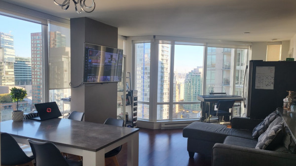 [렌트] Vancouver 다운타운 중심 | 고급 2베드룸+2베쓰+덴 콘도 | 초역세권 (인터넷과 가구포함)