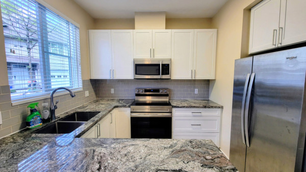 [렌트] [Oakwyn Realty] Cloverdale 넓은 3베드 타운하우스 | 1,722 sqft | 주차 2대