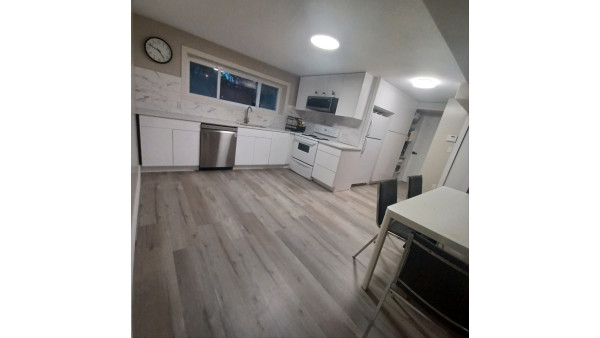 [렌트] (여성분) 버퀴틀람 역 주변 하우스 넓은 공간 룸렌트 (별도의 부엌과 거실) - 1200 sqft