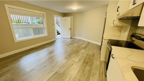 [렌트] 써리 프레이저 하이츠 밝고 모던한 2 bed 1 bath