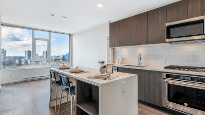 [렌트] 코퀴틀람 Lougheed역 1bed 1bath 콘도