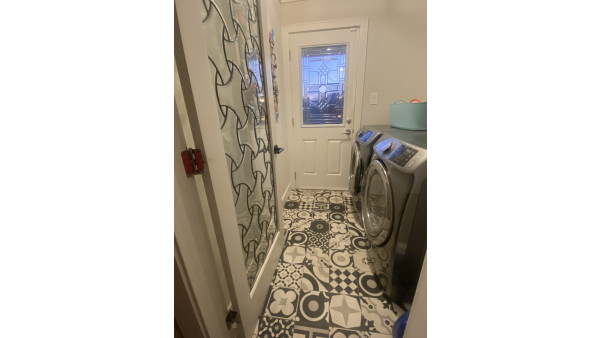 [렌트] fully renovated / 넓은 뒷마당 3 베드룸 하우스 main floor 렌트합니다. 가구완비