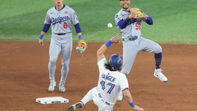 [월드시리즈 7차전] '9회 우승 확률 91.7%' 무색하게 만든 윌 스미스의 두 방…다저스 2연패