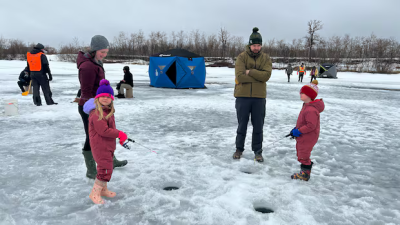 손맛에 푹 빠졌어요… 위니펙 어린이들, 포트와이트 얼라이브서 생애 첫 얼음낚시 체험